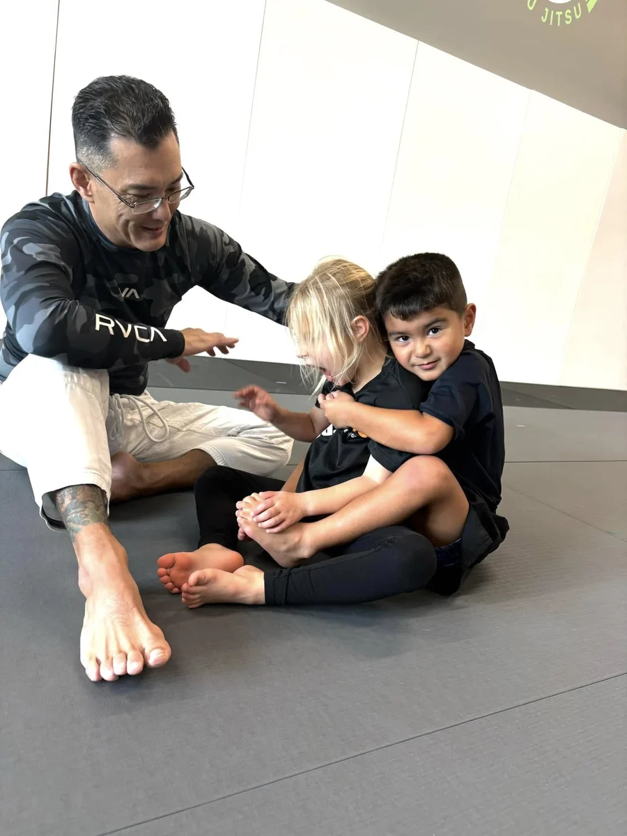 Professor Randy teaching Little Kids beginner jiu-jitsu class